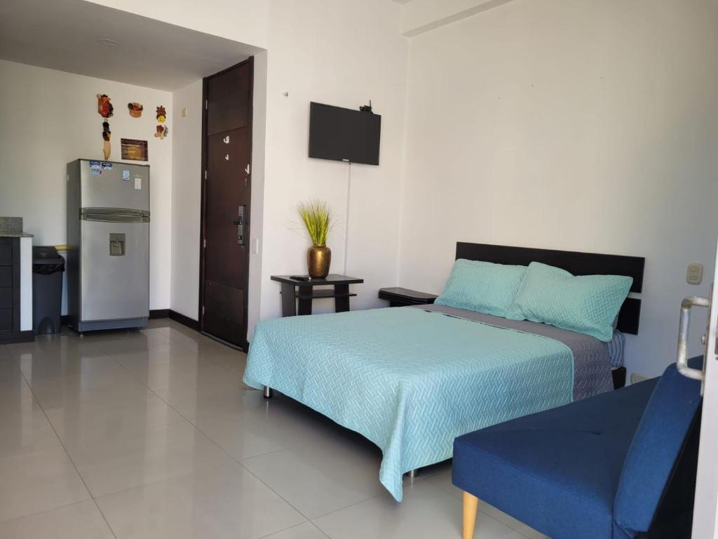 sypialnia z łóżkiem i lodówką w obiekcie Apartamento tipo Loft, Edificio Platino w mieście Rodadero