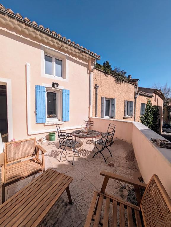 un patio avec des chaises et une table sur un balcon dans l'établissement La maison Matthieu, à Bédoin