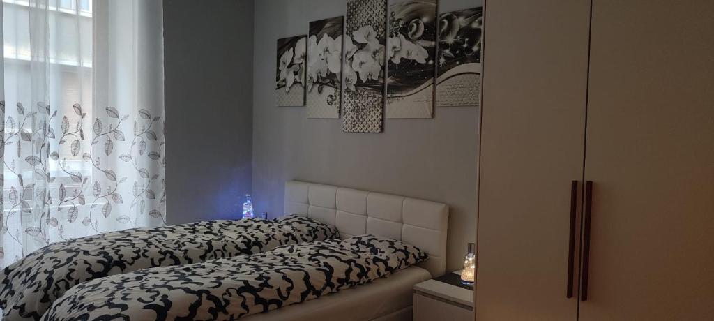 una camera con due letti e una finestra di Blu Trieste a Trieste