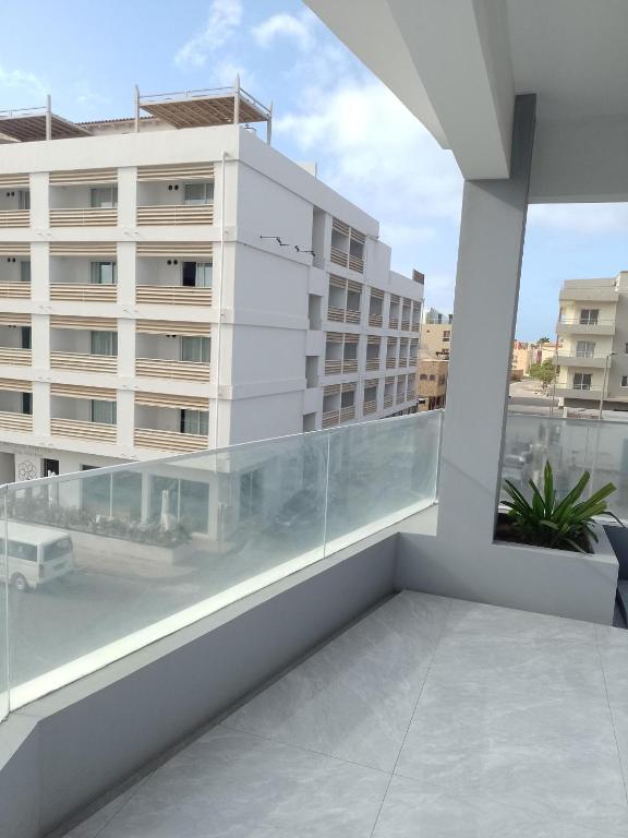 - un balcon avec vue sur un bâtiment dans l'établissement Condominio Sal Rei APT 206, à Sal Rei