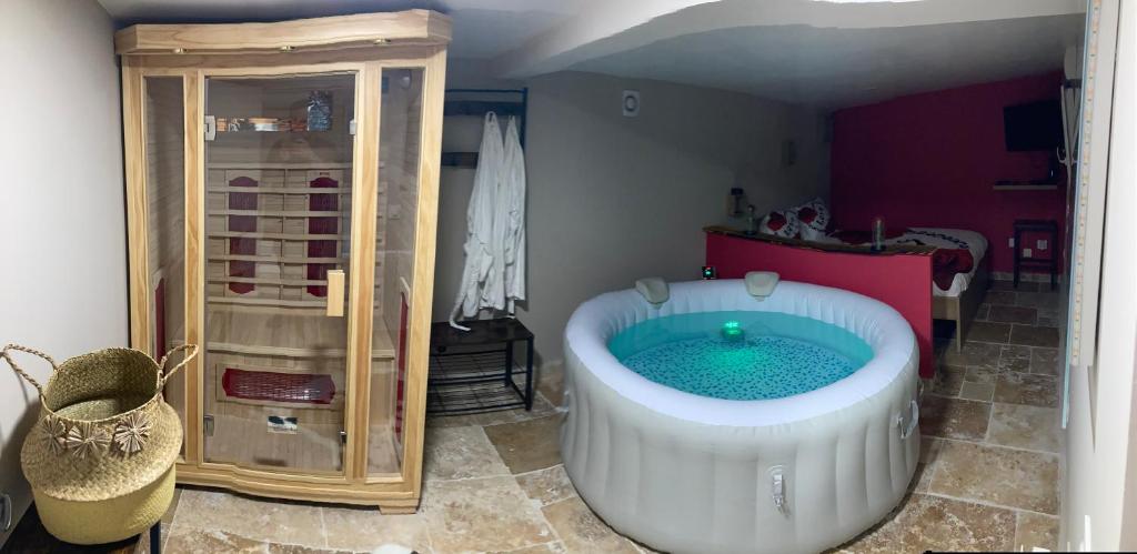 een badkamer met een hot tub in de kamer bij La nuit glamour in Herblay