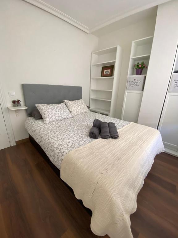 奧維多的住宿－Apartamento Oviedo Centro，一间卧室配有一张带白色床罩的大床