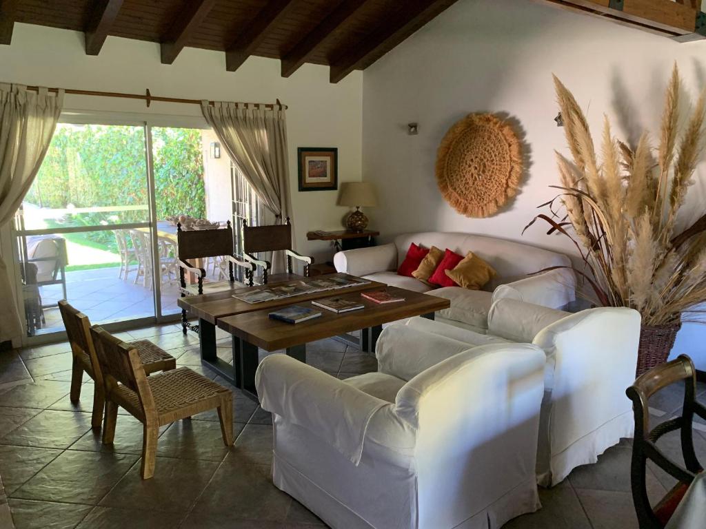 sala de estar con sofá y mesa en Chacras de Coria Relax en Luján de Cuyo