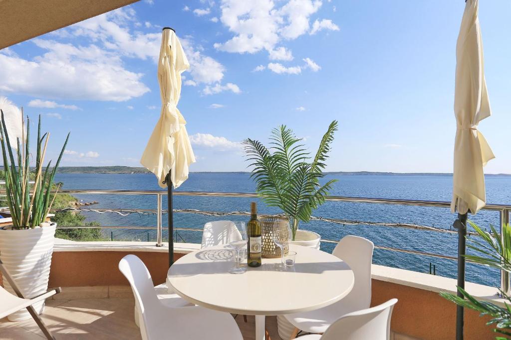 Restoran ili neka druga zalogajnica u objektu Apartment Jasmin - Amazing Seaview Maisonette with direct beach access