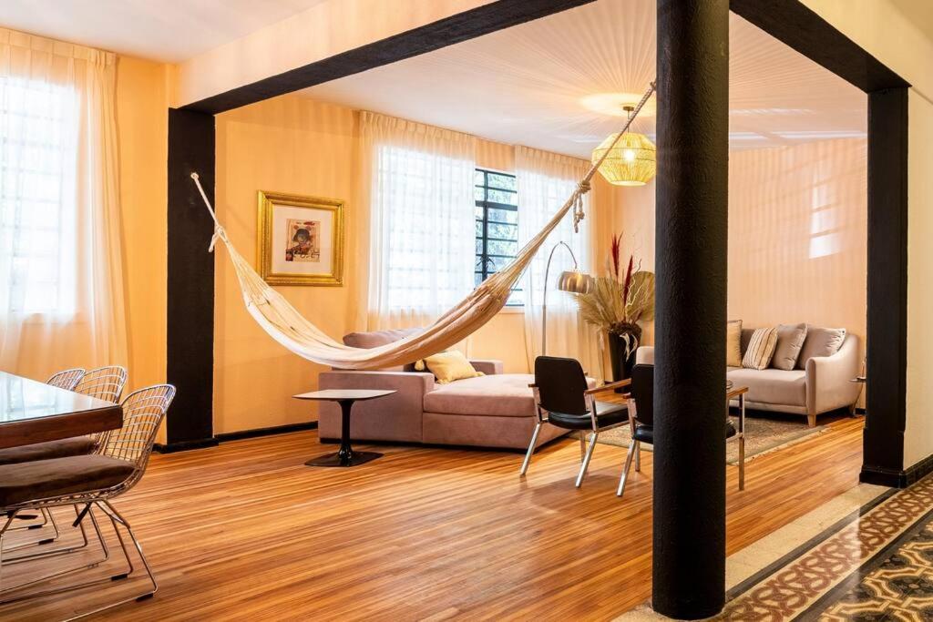 una sala de estar con una hamaca en una habitación en 102 Amplio y elegante estilo Art Déco, en Ciudad de México