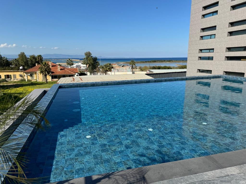 una piscina frente a un edificio en Bella Mare Residence Luxury Apartment, en Famagusta