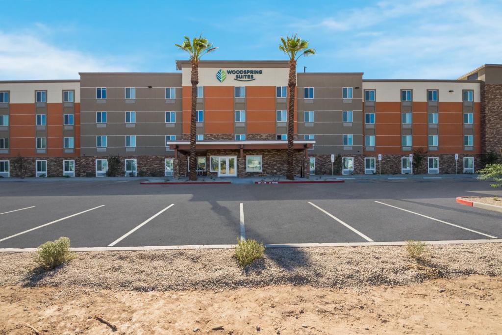 ein leerer Parkplatz vor einem Hotel in der Unterkunft WoodSpring Suites Tolleson - Phoenix West in Avondale