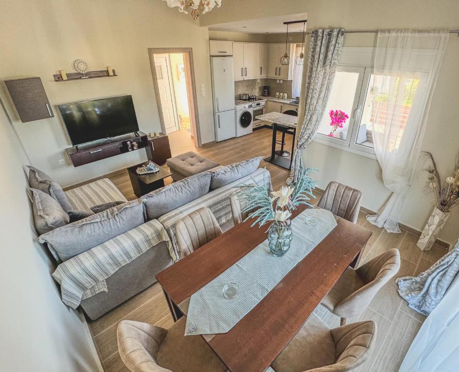 Vista aérea de una sala de estar con mesa en Alyki Salamina House, en Salamina