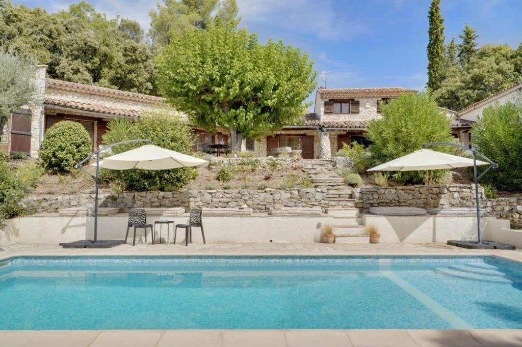 Tranquil 5-Bedroom Stone Villa with Private Pool tesisinde veya buraya yakın yüzme havuzu