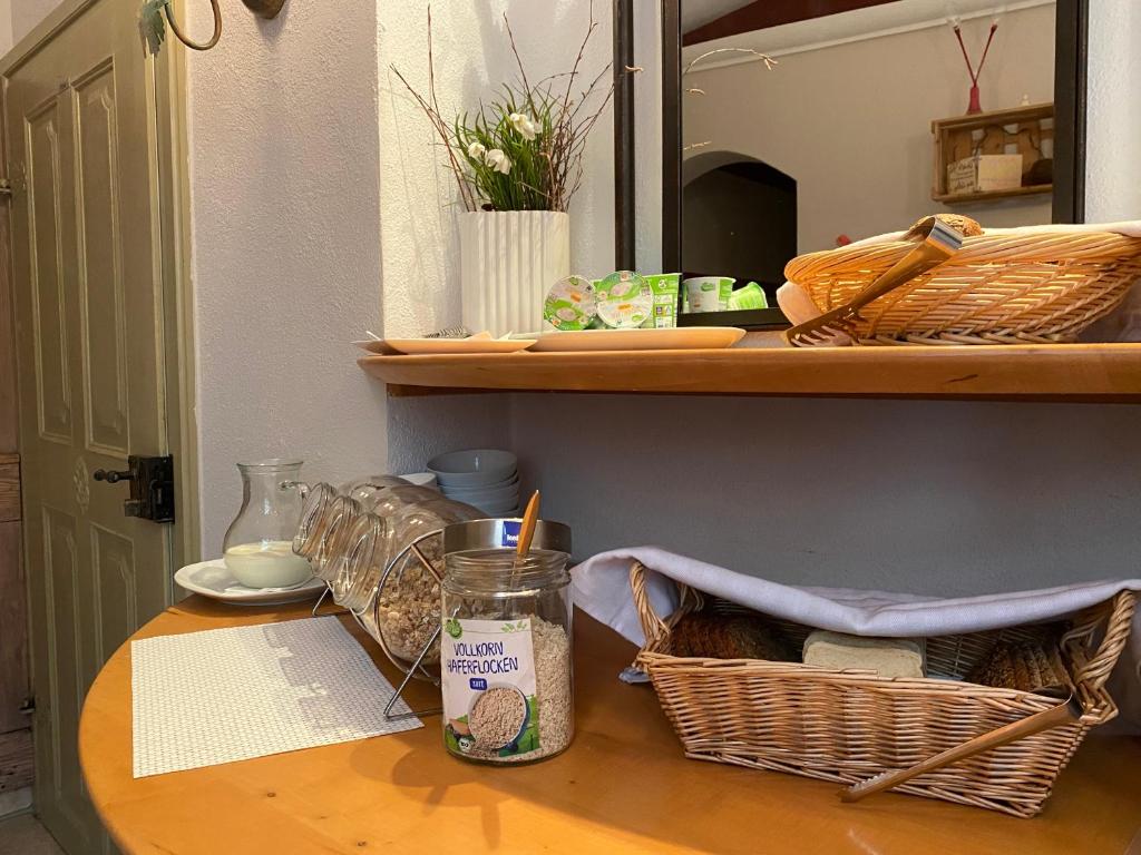 a wooden table with two baskets and a mirror at Hotel Weinstube am Markt in Gerolzhofen