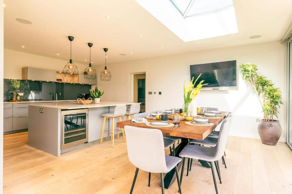 Luxury Home with Garden, Gym, Free Parking & Roof Terrace!, Batheaston