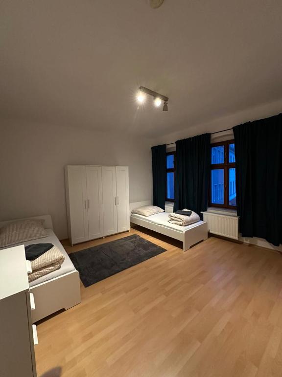 Großes Zimmer mit 2 Betten und 2 Fenstern in der Unterkunft Merseburg 2 Zimmer Apartment mit guter Ausstattung in Merseburg