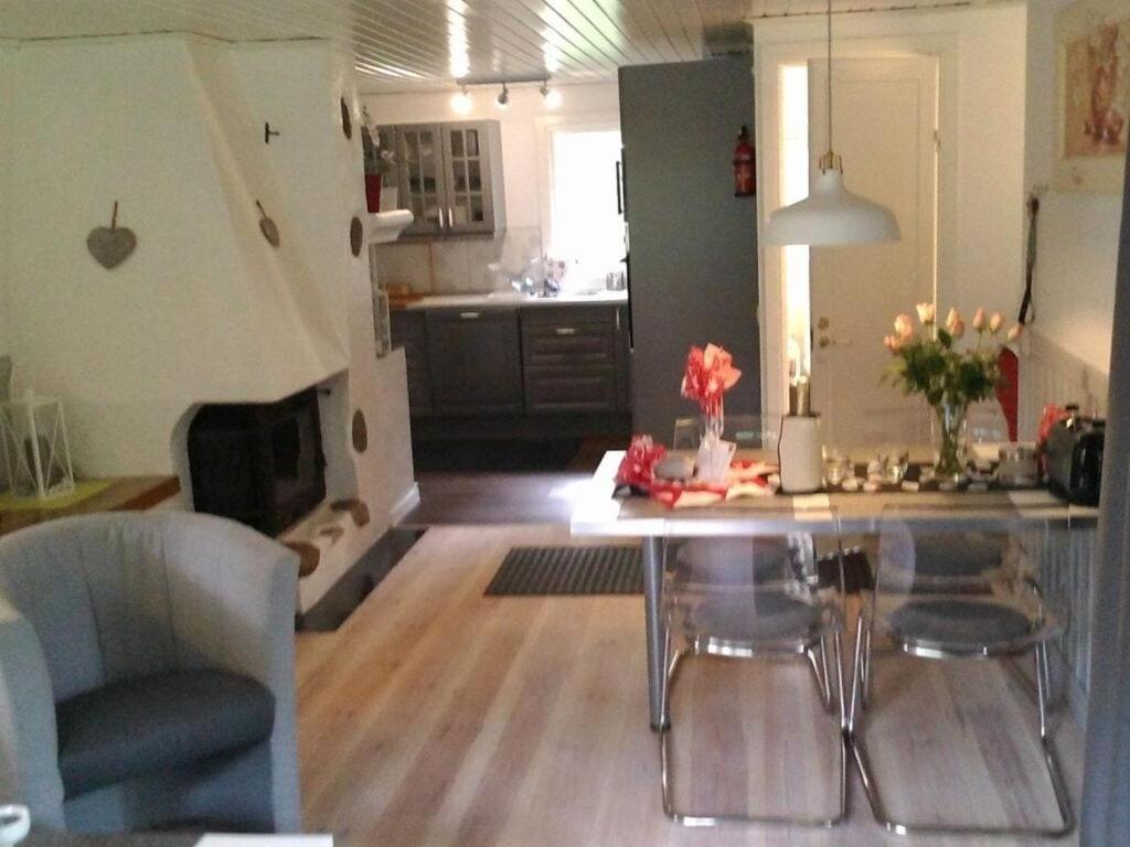 una cucina con tavolo e sedie in una stanza di Pleasant apartment in Bjurvik 