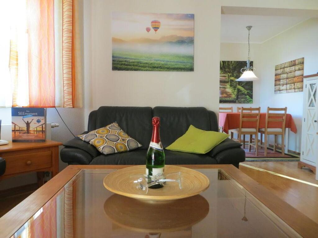 uma sala de estar com uma garrafa de vinho numa mesa em Holiday apartment Seagull em Bad Saarow