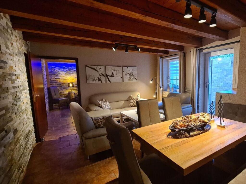 - un salon avec une table et un canapé dans l'établissement Plush apartment in Annaberg-Buchholz, à Annaberg-Buchholz