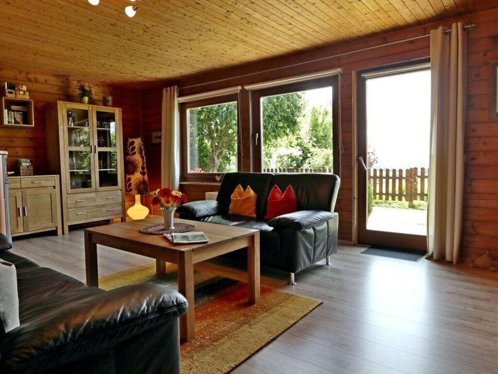 sala de estar con sofá y mesa en Appealing apartment in Grafenau en Haus im Wald