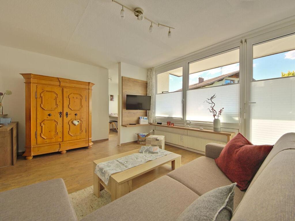 una sala de estar con un sofá y una mesa en Pleasant apartment in Fischen, en Fischen