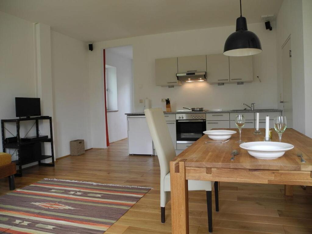 een keuken met een houten tafel met witte kommen erop bij Holiday home The house on the Aland 