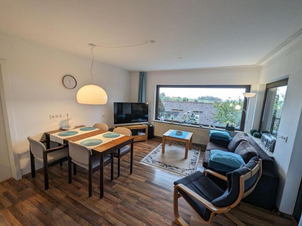 ein Wohnzimmer mit einem Tisch und einem Sofa in der Unterkunft Apartment in Schotten-Betzenrod 