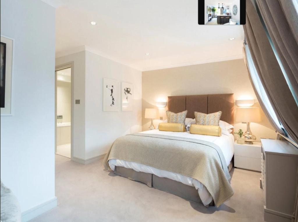 1 dormitorio con 1 cama grande y 2 almohadas amarillas en Mashall Street 2 Bed Apartment, en Londres