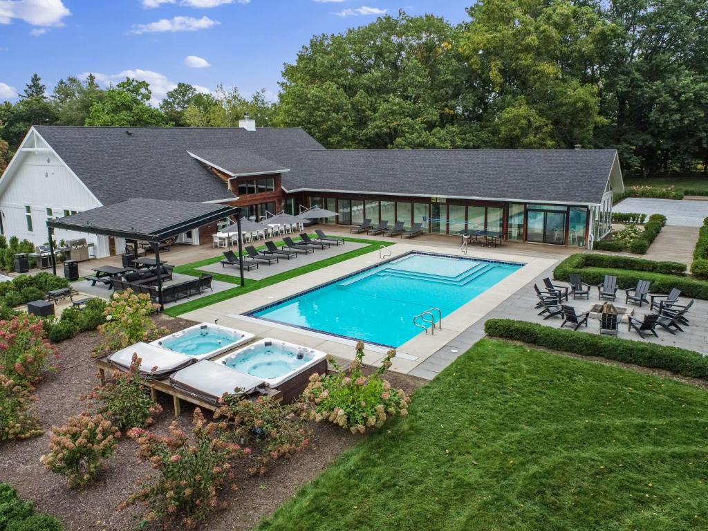 een luchtzicht op een huis met een zwembad bij Apple Blossom Resort By Dwell Vacations in New Buffalo