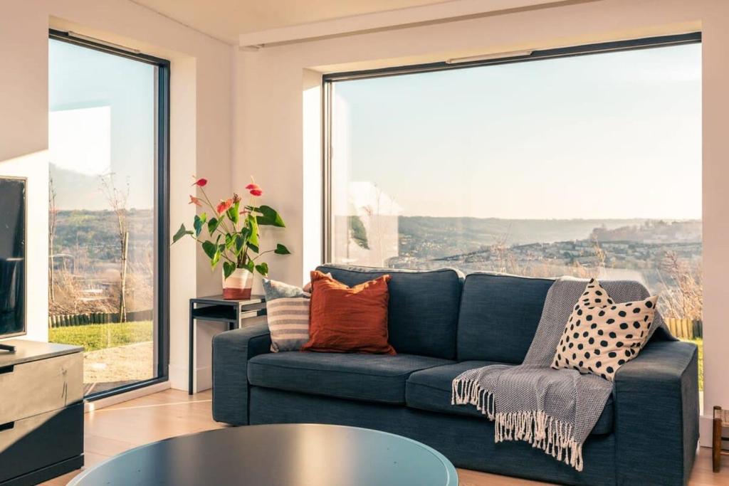O zonă de relaxare la Stunning 5 Bedroom New Build with Amazing Views!