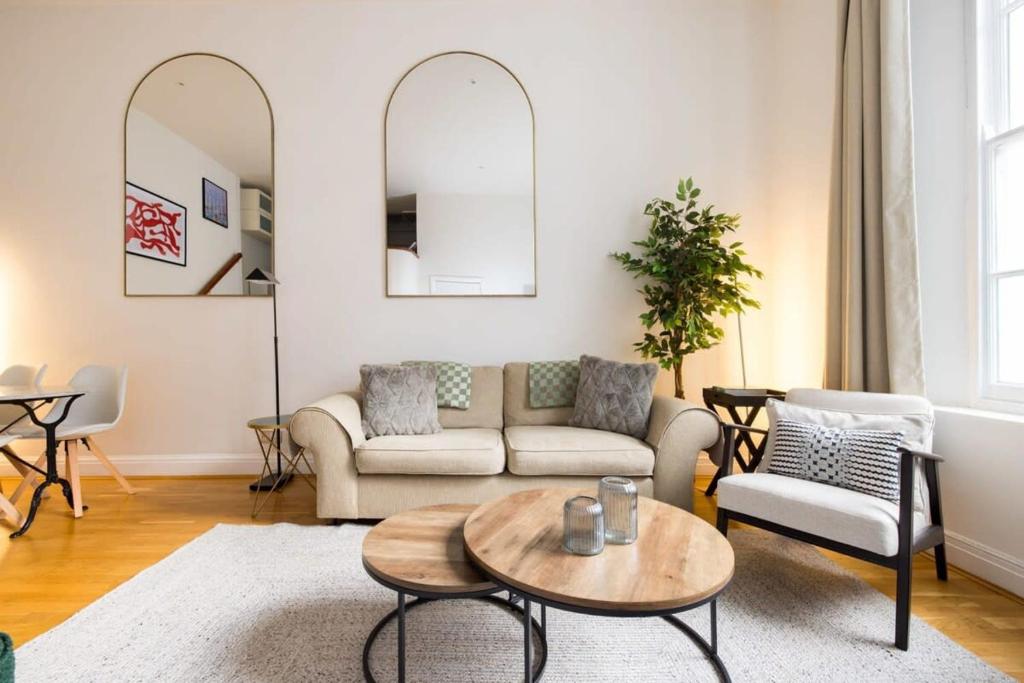 a living room with a couch and a table at Welcoming Flat with Sauna - Paddington in London