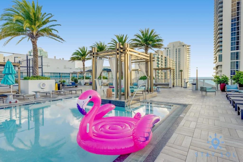 Luxury Coastal Stay, Bay View, Free Valet Parking في هوليوود: بجعة وردية في مسبح في فندق