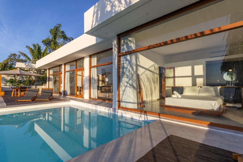 una casa con piscina e una camera da letto di VILAS de LUXO a Gamboa