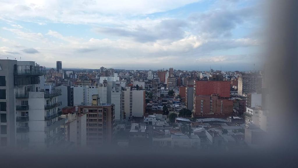een uitzicht op de stad vanaf de top van een gebouw bij Lavalle 665 in San Miguel de Tucumán