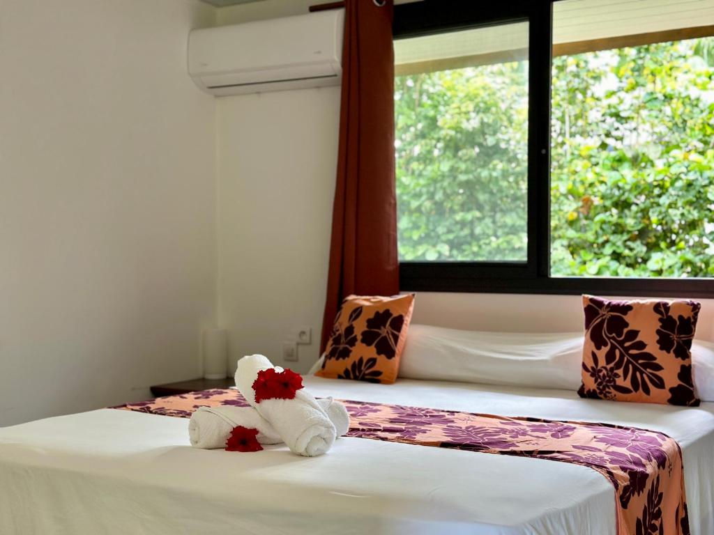 Postel nebo postele na pokoji v ubytování Maison TuiMatai, plage blanc privé vue sur Tahiti