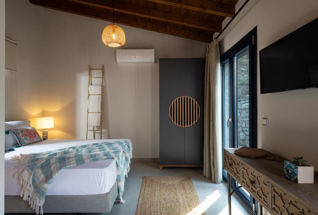 Postel nebo postele na pokoji v ubytování Lithos Villas Apollon