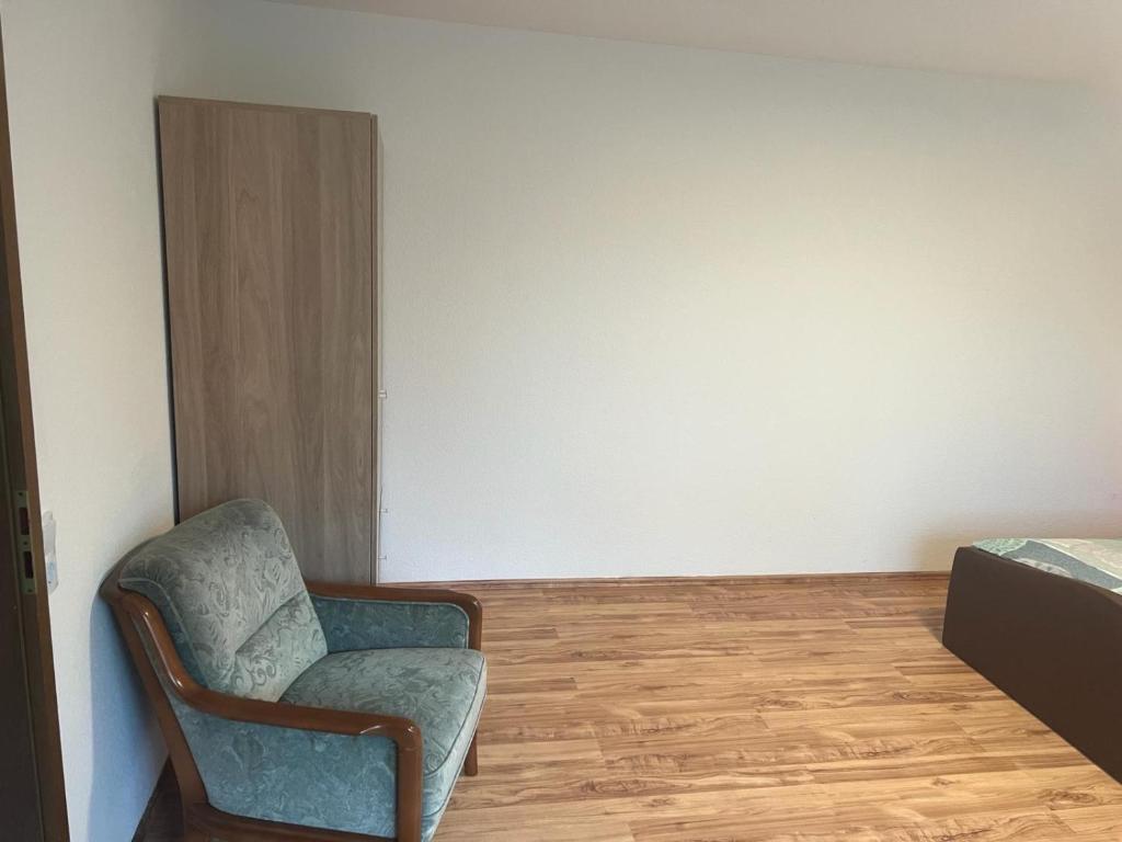 巴特塞京根的住宿－LUNA，客厅配有椅子和床