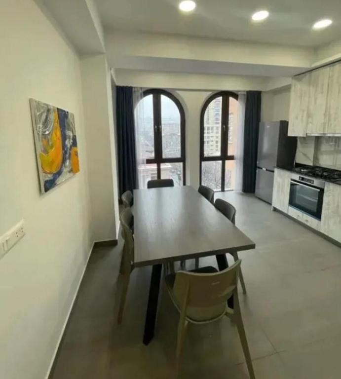 cocina y comedor con mesa y sillas en Lily house, en Ereván