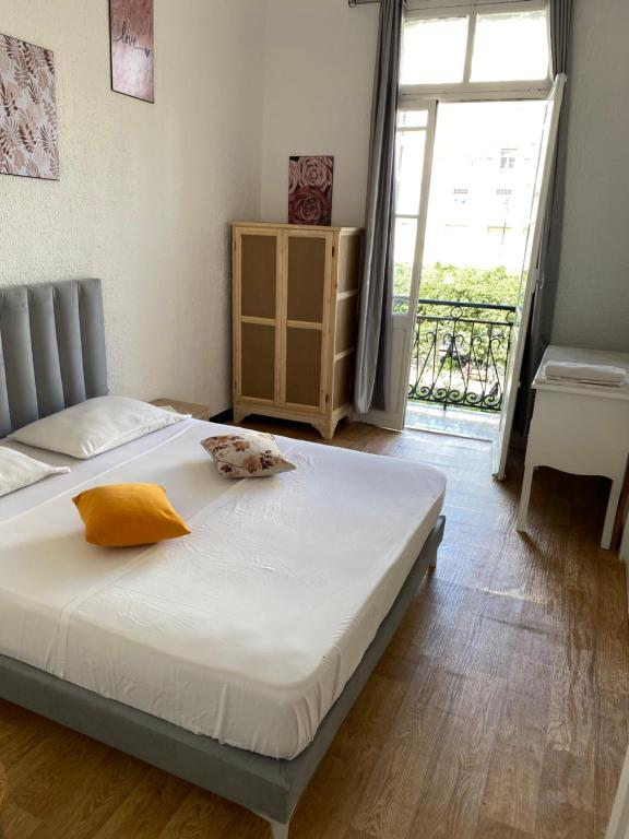 a bedroom with a bed with a cat laying on it at Appartement centre-ville in Tunis