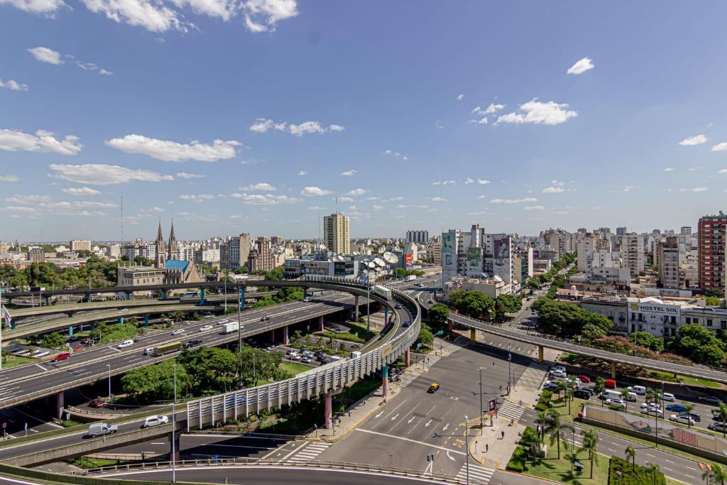 a city with a highway and a city with buildings at Loft Elegante a 5 Minutos de Puerto Madero 6B in Buenos Aires