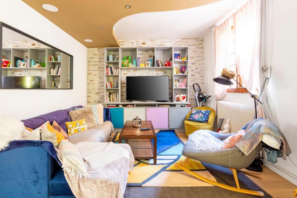 un salon avec un canapé bleu et des chaises dans l'établissement Cosy home, à Nogent-sur-Marne