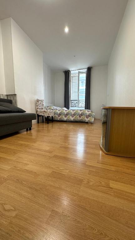 un salon vide avec un canapé et une table dans l'établissement New Saint Maur-Logement Lovely Flat 32m2, à Paris