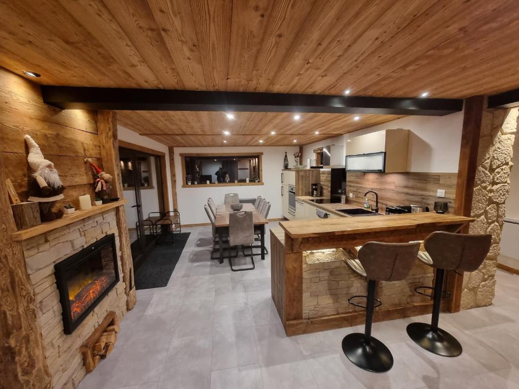 Il dispose d'une cuisine et d'un salon avec une cheminée. dans l'établissement Appartement chalet montagne cosy 8 places, à Réallon