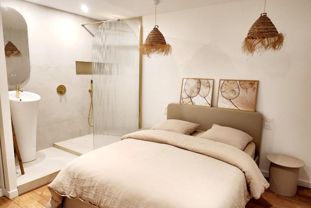 - une chambre blanche avec un lit et une douche dans l'établissement Cottage du Fort 50 mètres de la plage, à Le Portel