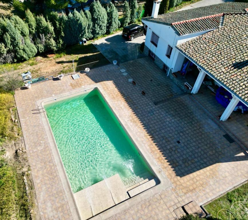 an overhead view of a swimming pool next to a house at Casa Galiana. in Argés
