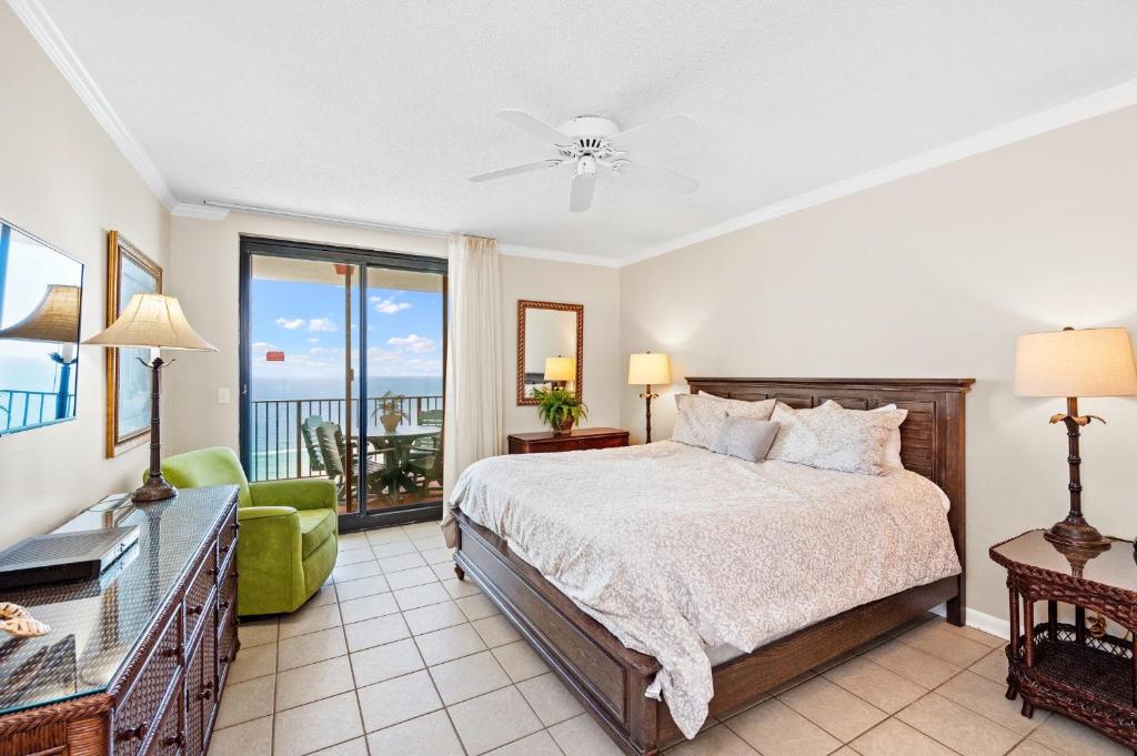 een slaapkamer met een bed en een balkon bij Phoenix 10 Unit 1514 in Orange Beach