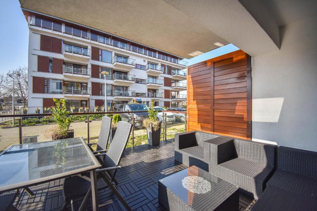 A balcony or terrace at Apartamenty Na Wyspie - Baltic Park - Apartamenty z sypialnią i parkingiem - ul Uzdrowiskowa 24-34