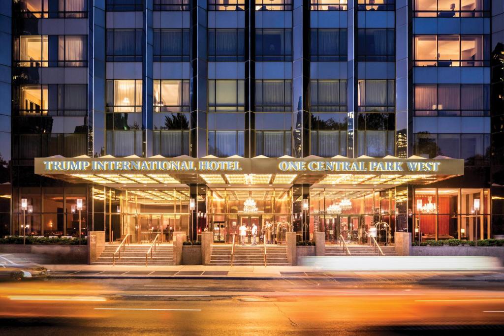 un edificio por la noche con una calle delante en Trump International New York, en Nueva York