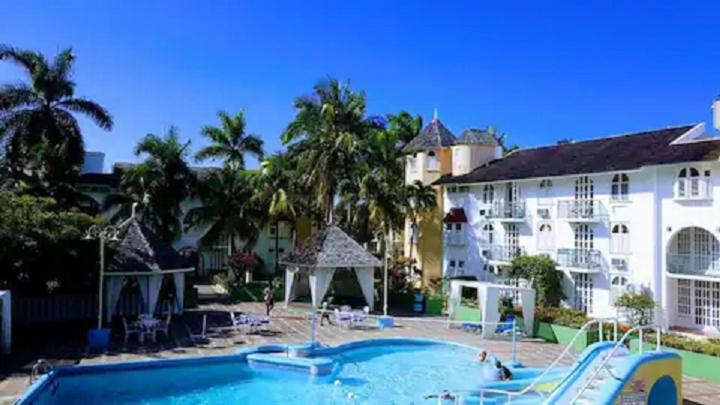 オーチョ・リオスにあるApartment by the Beach Sleeps 4のホテルの前のプール