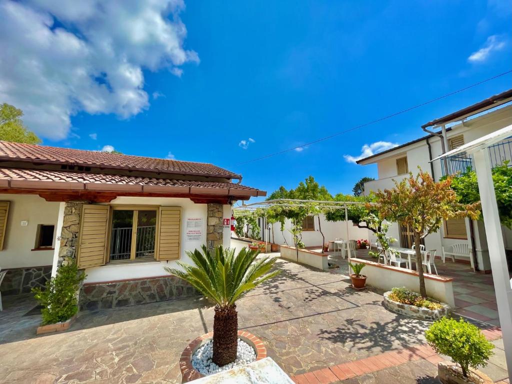 Villa Arco في بالينورو: اطلالة على ساحة المنزل