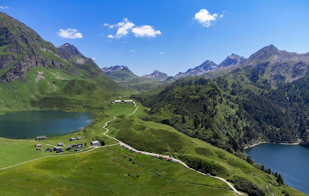 una vista aérea de un valle de montaña con un lago en RISTORO TANEDA en Quinto