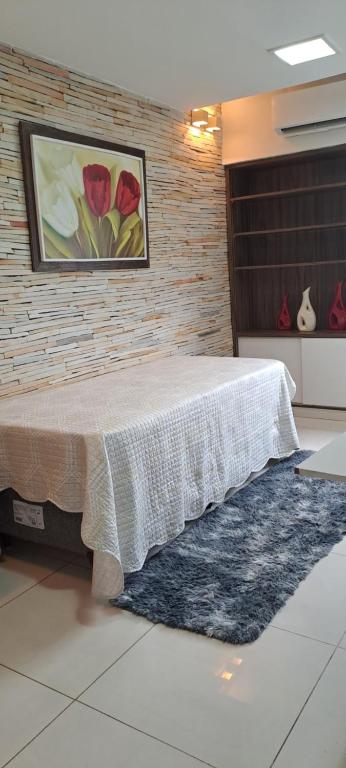 sypialnia z łóżkiem z obrazem na ścianie w obiekcie Grand Ville Asa sul w mieście Brasília