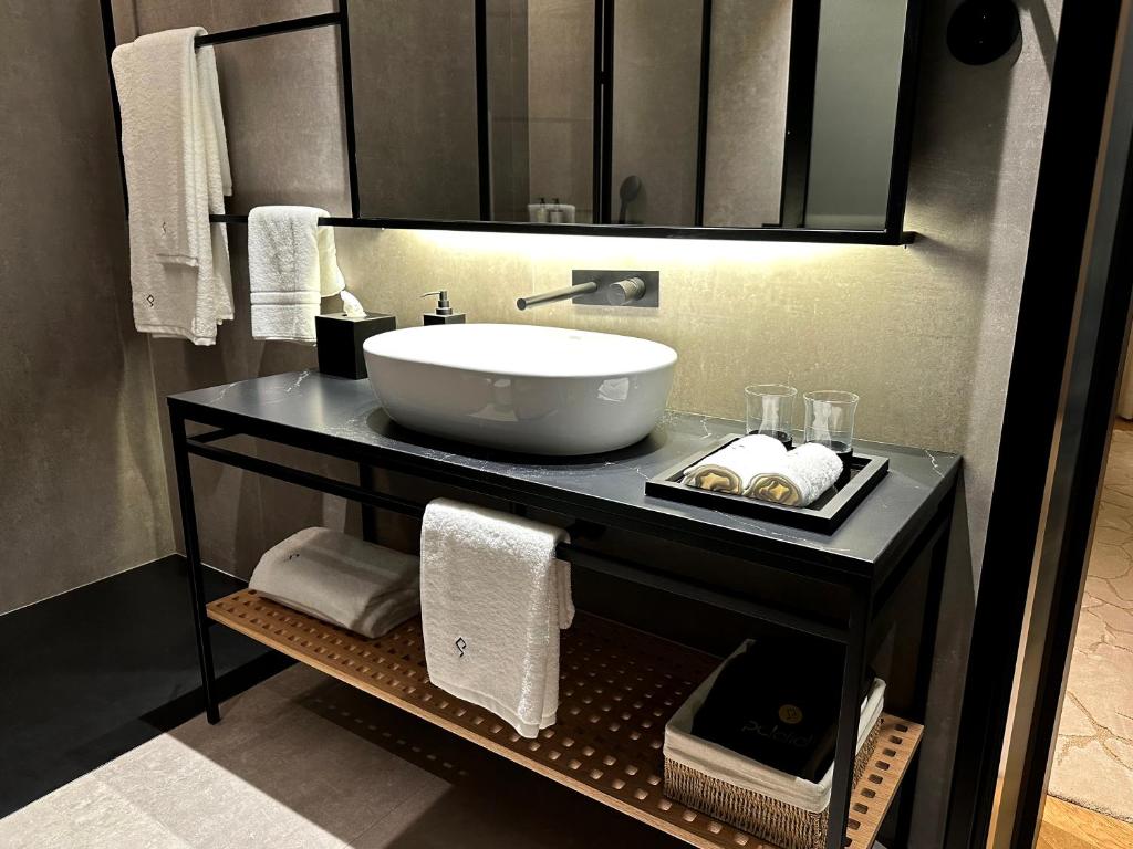 Palatial Suites - 16