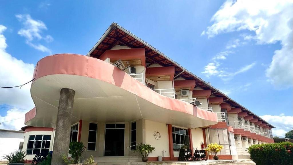 un edificio con un tetto curvo sopra di esso di Hotel New Tokyo a Capitão Poço